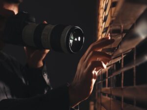 Es delito espiar a una persona